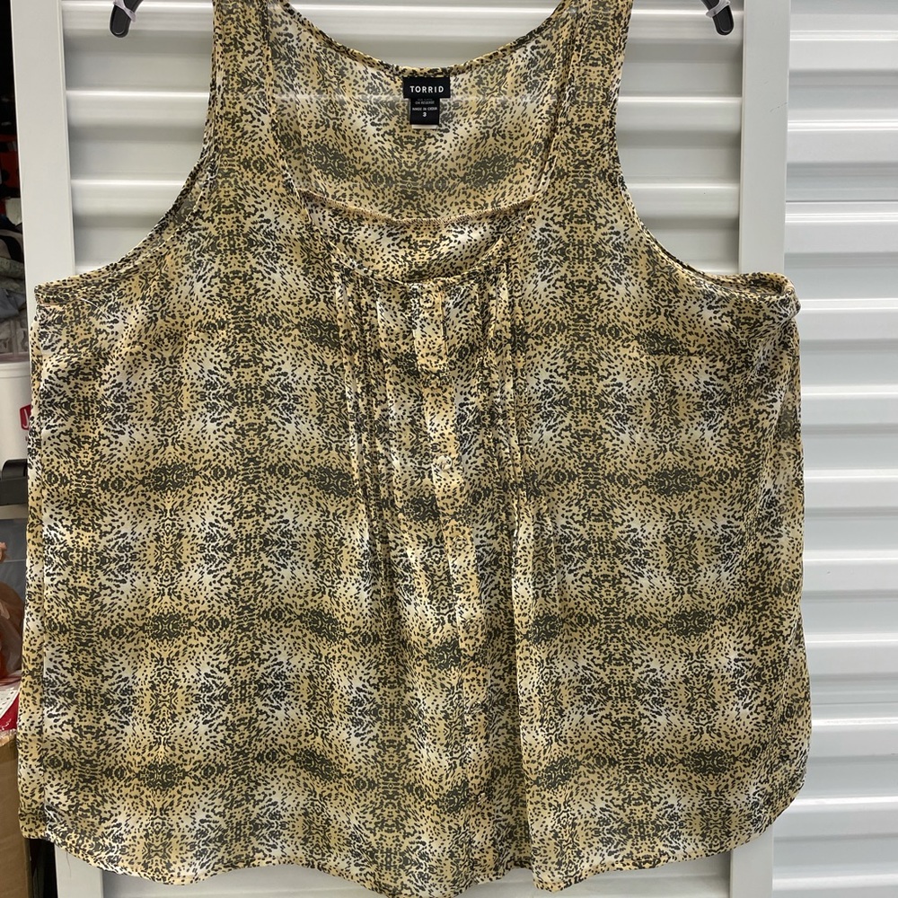 Torrid size 3(24-26) tulip back crop top